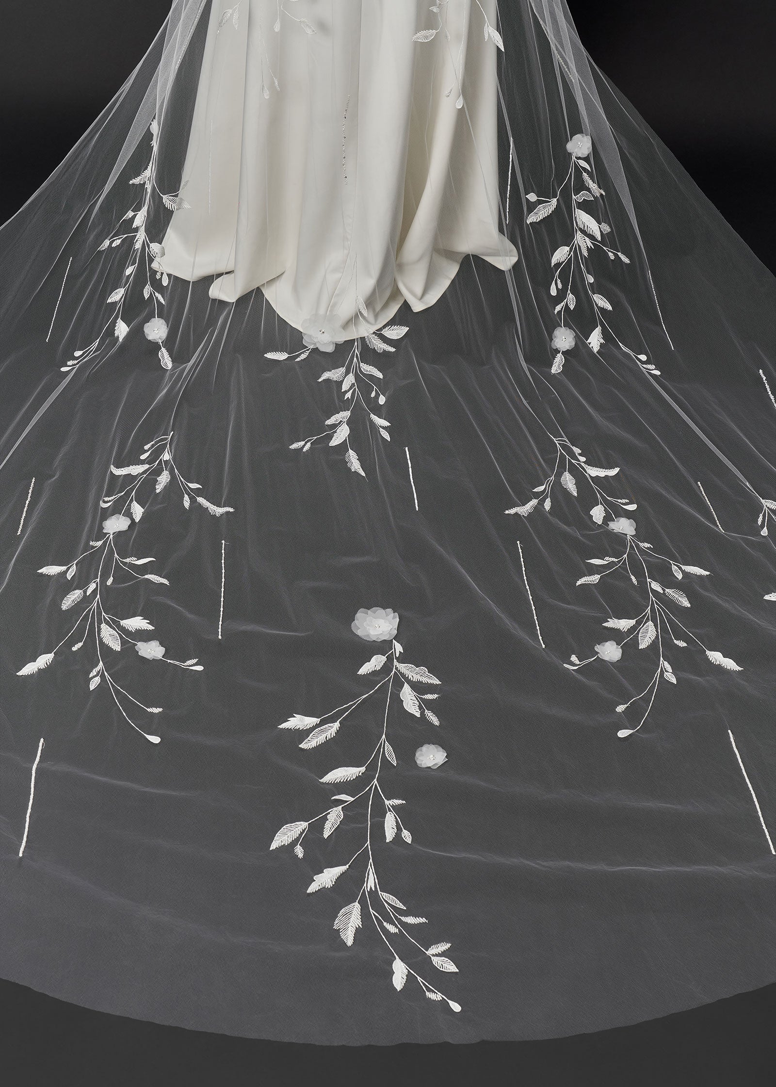 Elegant Embroidered wedding veil - Details