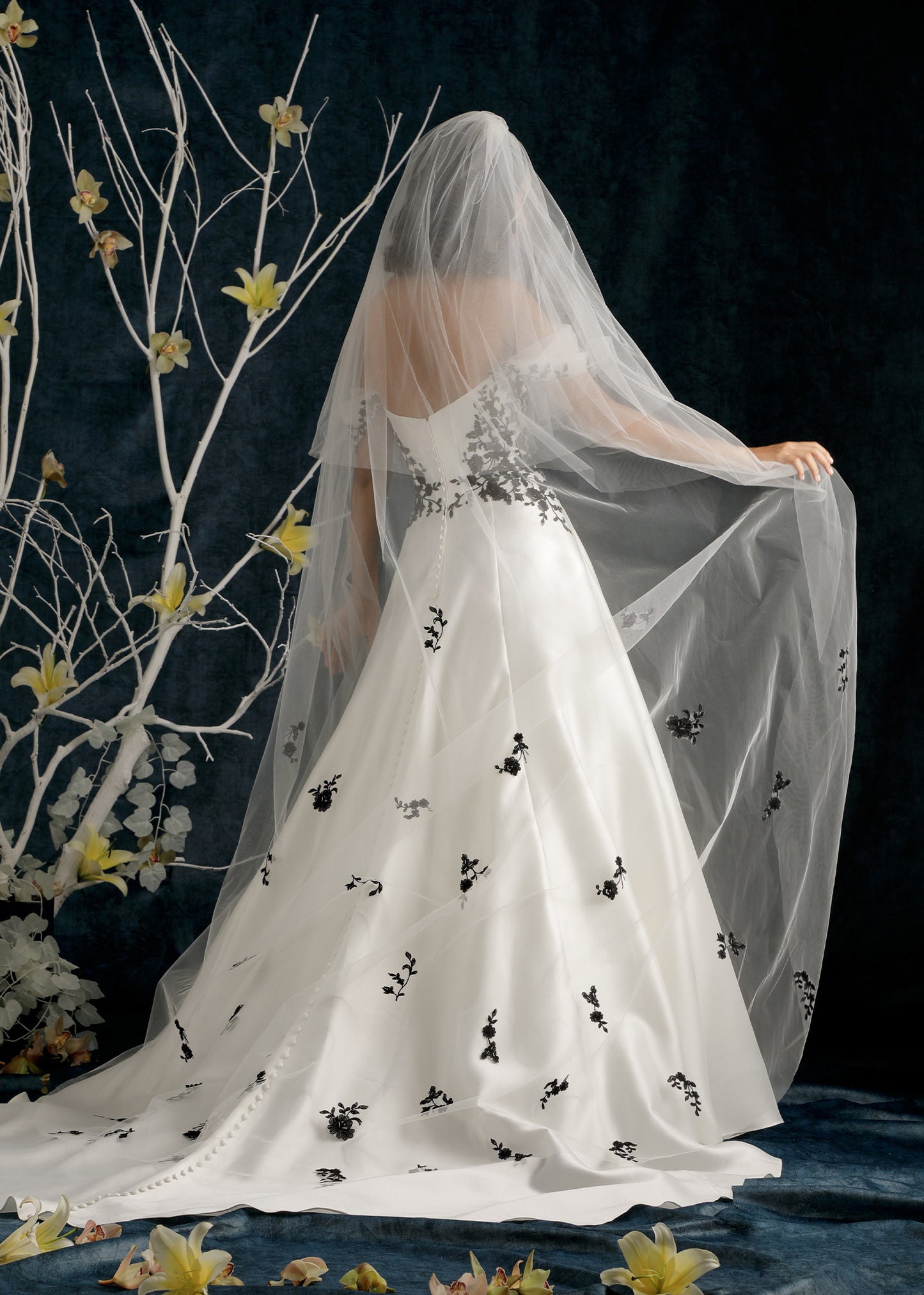 Elegant Diamond White Wedding Veil with Black Floral Lace